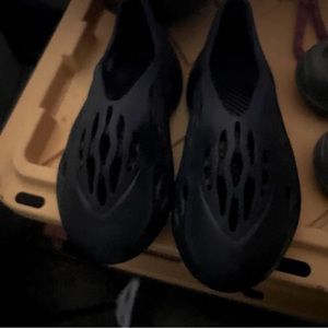 Black yeezy addidas foams